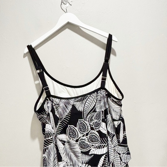 MAXINE OF HOLLYWOOD Women’s Black White Botanical Print Modest Swimsuit Size 22W - Picture 3 of 10